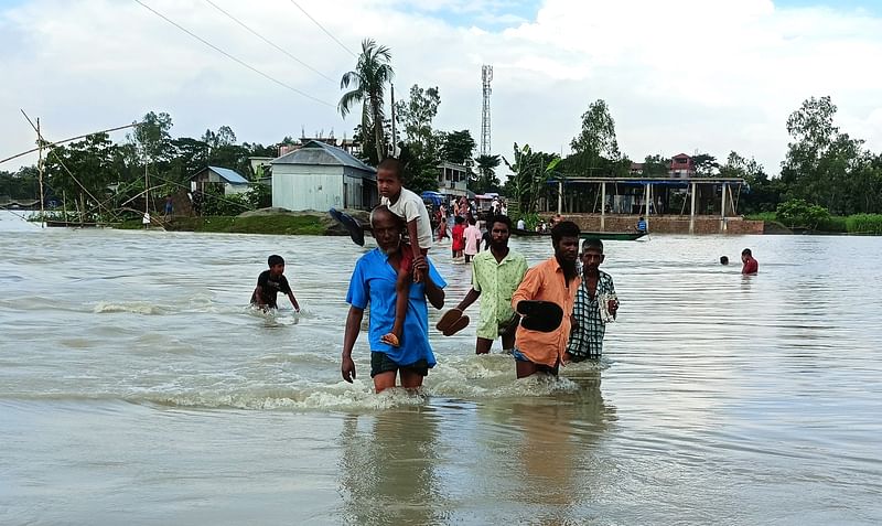 বন্যার পানি কমলেও অনেক জায়গায় এখনো সড়কের ওপর দিয়ে তীব্র স্রোত বয়ে যাচ্ছে। পানি ঠেলে সড়ক পার হচ্ছেন বন্যার্তরা। আজ মঙ্গলবার সকালে জামালপুরের ইসলামপুর উপজেলার আমতলী এলাকায়